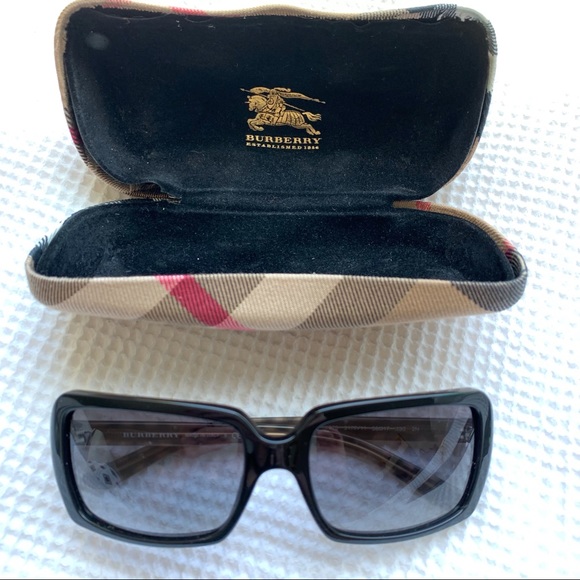 Burberry Sunglasses Rectangular Black Frame with Grey Lenses - Picture 2 of 16